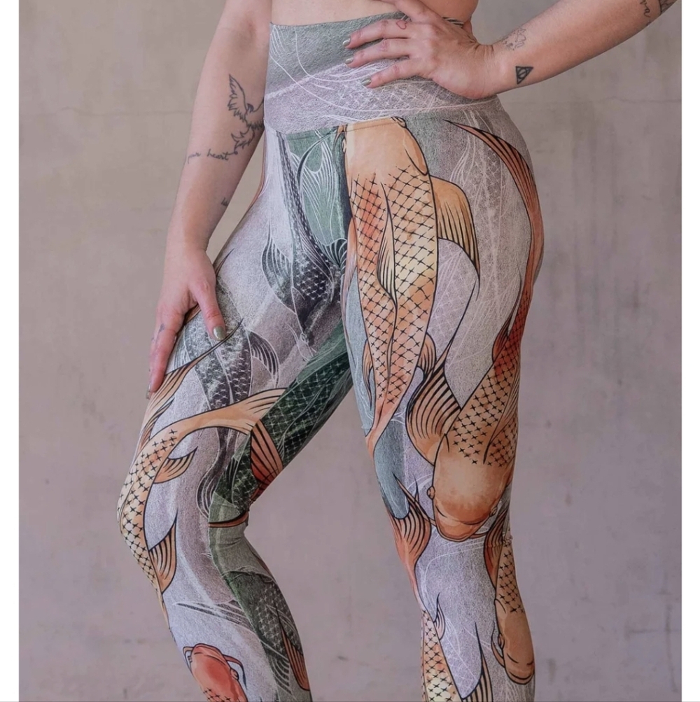 WERKSHOP koi Capri Leggings S Eagle Rock Fish Print athleisure 21" Yoga Pants